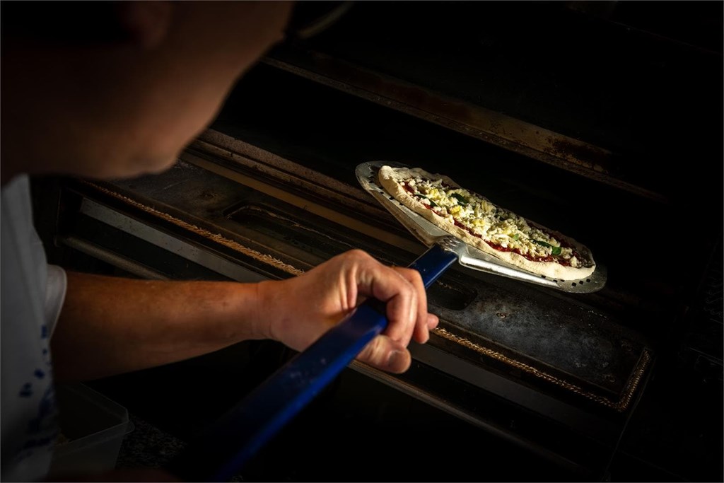 ¡Pizzas perfectas gracias a nuestro horno de leña!