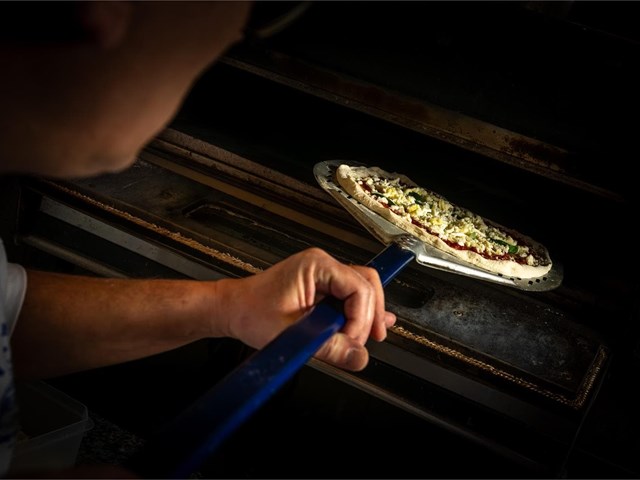 ¡Pizzas perfectas gracias a nuestro horno de leña!